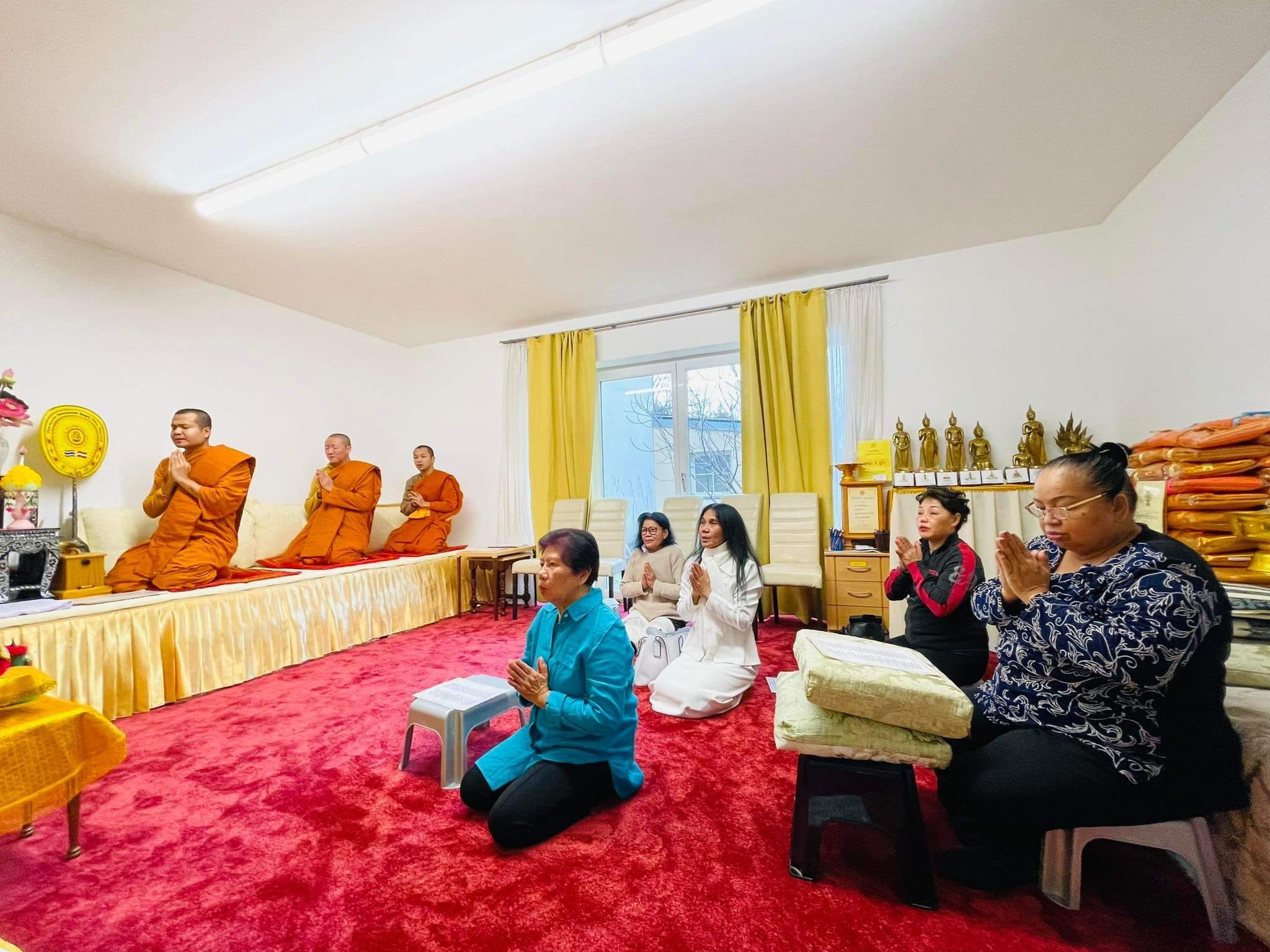คณะสงฆ์​-อุบาสกอุบาสิกา  วัดไทยออสเตรีย  เจริญพระพุทธมนต์ ถวายพระพรชัยมงคล  เจ้าฟ้าพัชรกิติยาภา