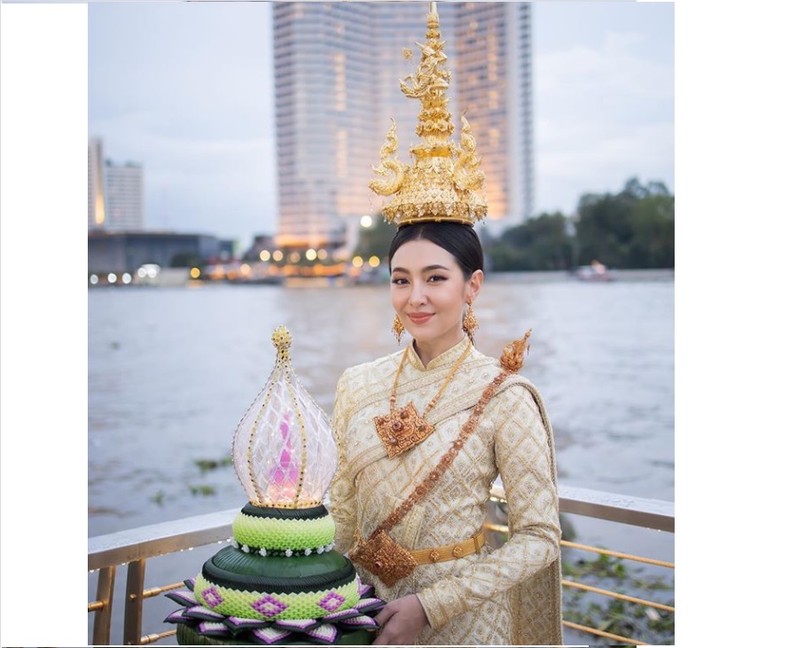 'เบลล่า' สวมชุดไทยเป็นนางนพมาศสวยสง่า