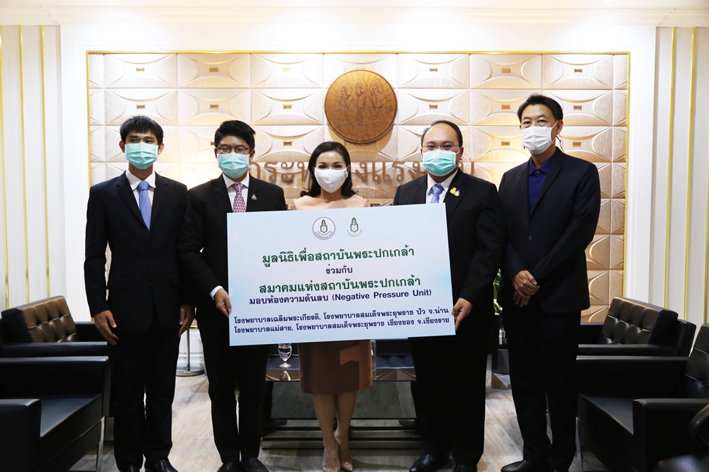 "รมช.แรงงาน" รับมอบห้องความดันลบ ส่งต่อโรงพยาบาลชุมชน ช่วยผู้ป่วยโควิด-19