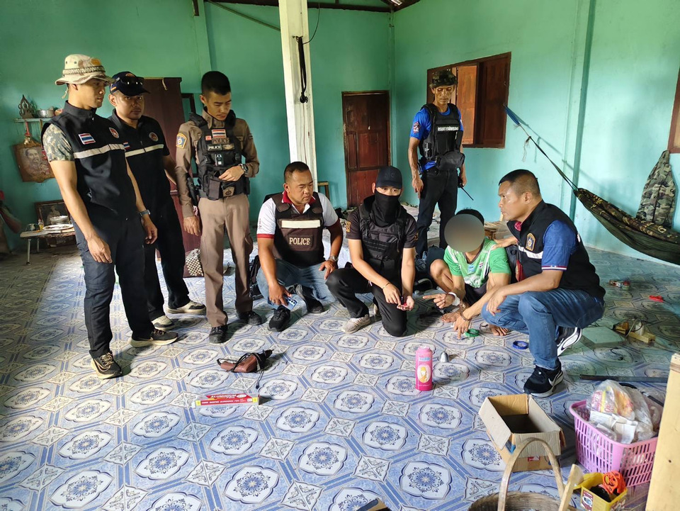 บุกจับลูกชายผู้นำท้องถิ่นวัย 18 ปี ซุกยาบ้าบนขื่อบ้านไม่รอด ตร.-ปกครองยึดของกลาง 46 เม็ด