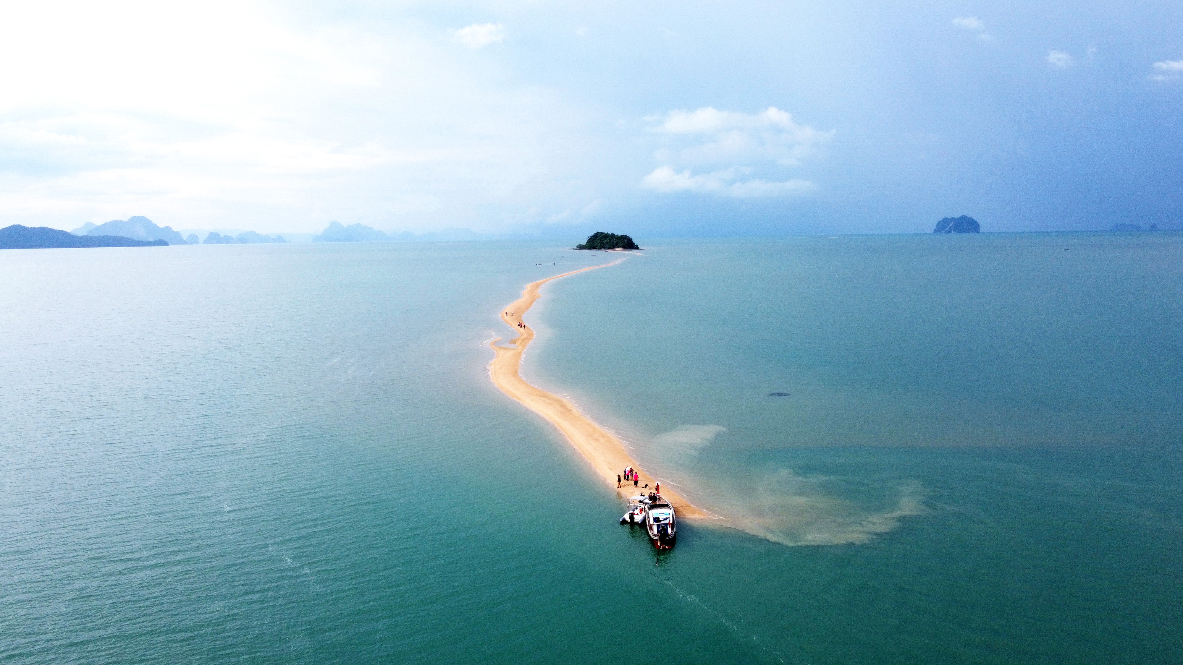 สุดอะเมซิ่ง! ภาพมุมสูง "ทะเลแหวกสันหลังมังกร" ที่เกาะยาวน้อย