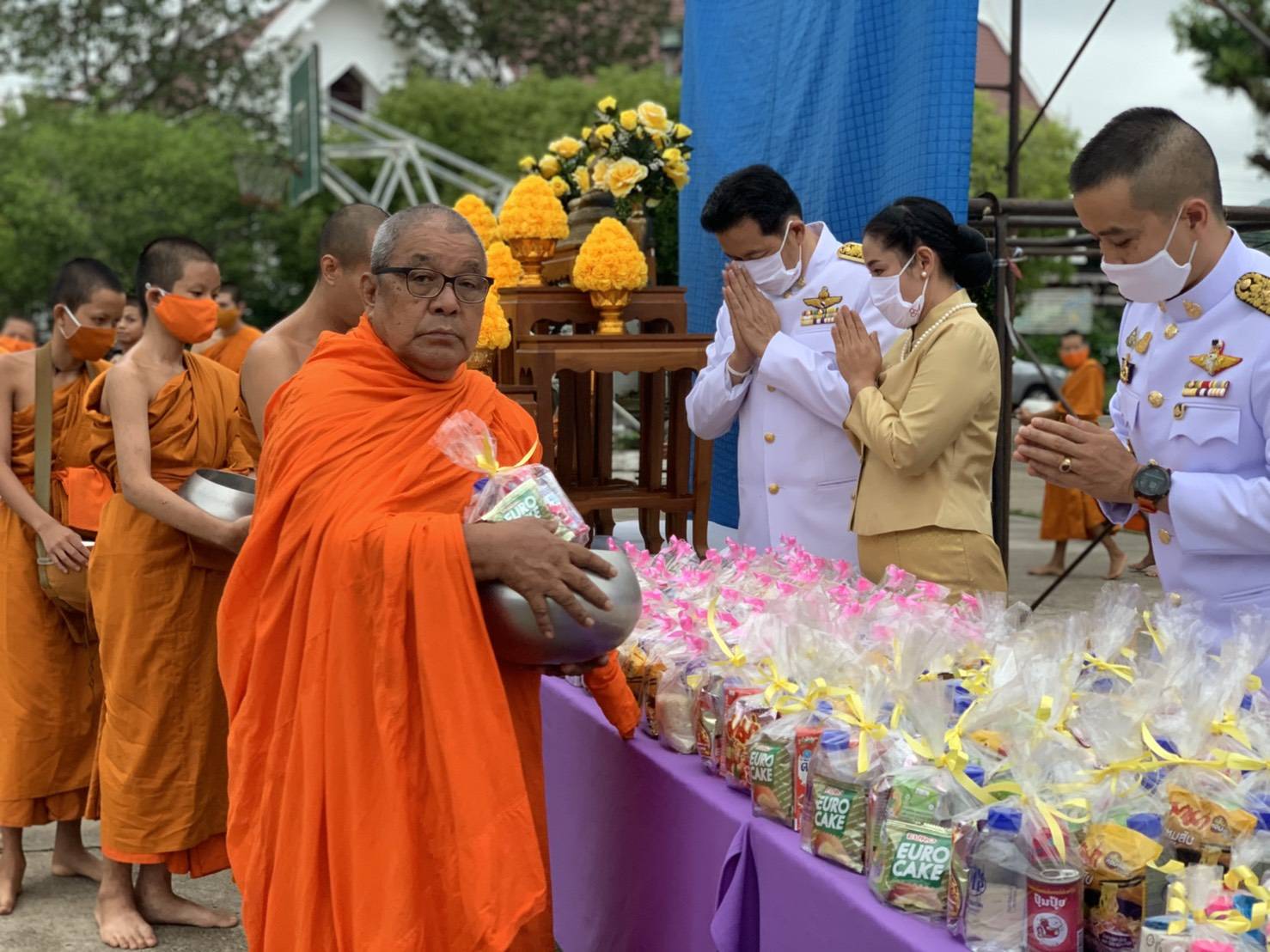 นายอำเภอแม่สะเรียง​ นำทำบุญตักบาตร​ ถวายเป็นพระราชกุศล ในโอกาสวันเฉลิมพระชนมพรรษาในหลวง