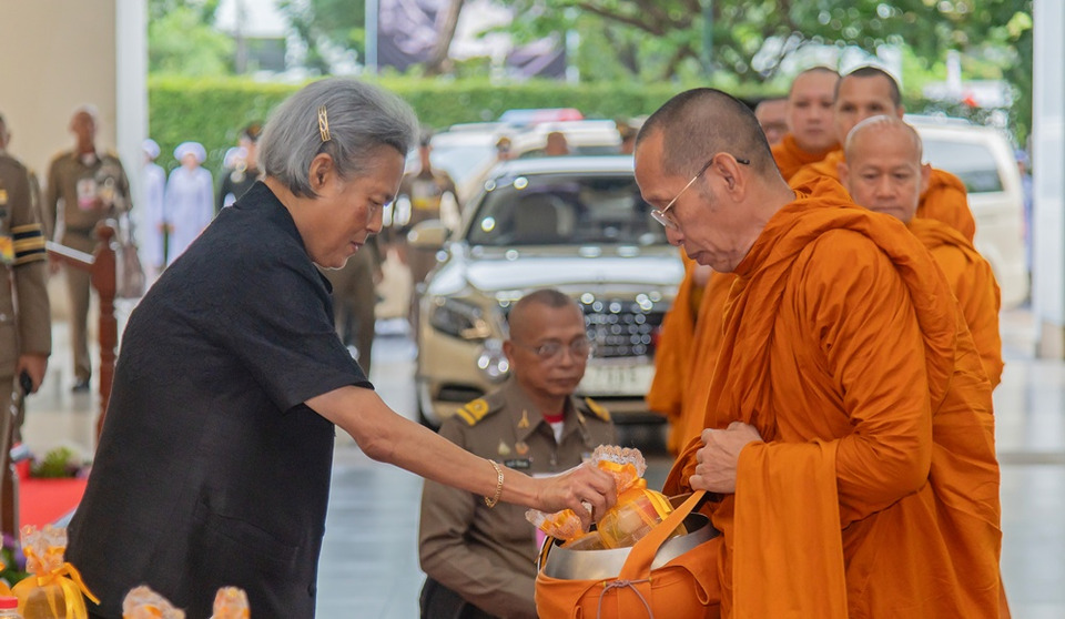 กรมสมเด็จพระเทพฯ ทรงบาตรพระภิกษุสงฆ์ ในโอกาสครบรอบ 112 ปี สถาบันการพยาบาลศรีสวรินทิรา สภากาชาดไทย