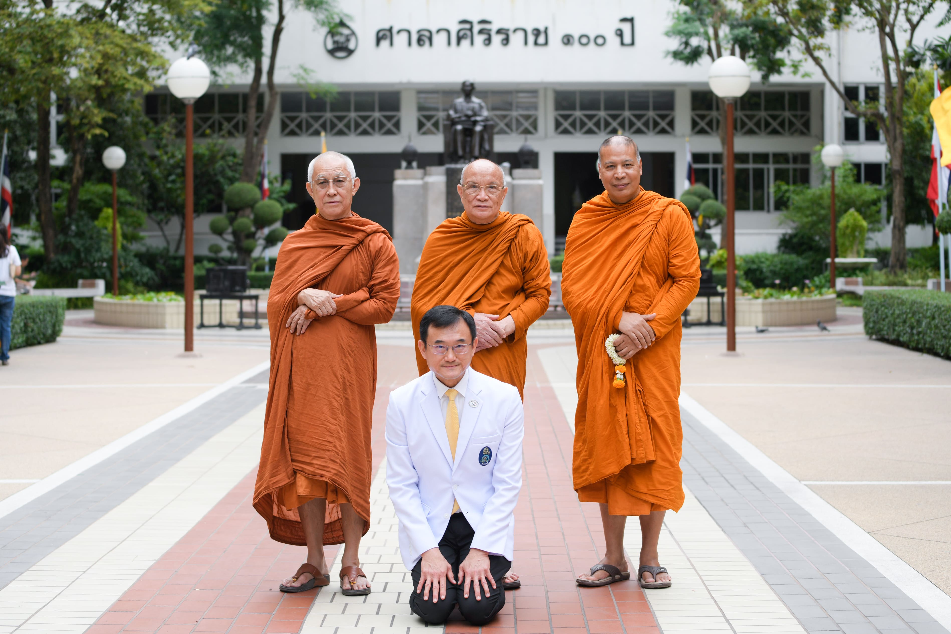 "แพทย์-พุทธ" ผนึกกำลัง ผลักดันโครงการ "ก้าวแรกของพระบรมศาสดา" สานพันธกิจ "ศิริราช"  ผ่าตัดเปลี่ยนข้อเข่าเทียม พร้อมถ่ายทอดองค์ความรู้ชาวเนปาล