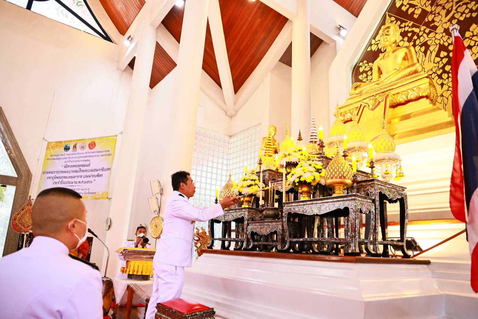 จังหวัดระยอง พร้อมคณะสงฆ์สวดพระพุทธมนต์ถวายเป็นพระราชกุศล