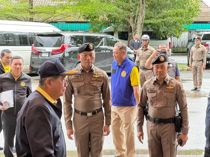 "บิ๊กแรก"ต้อนรับ "ภูมิธรรม"ลงพื้นที่ตราดตรวจเยี่ยมศูนย์พักพิงให้กำลังใจประชาชน