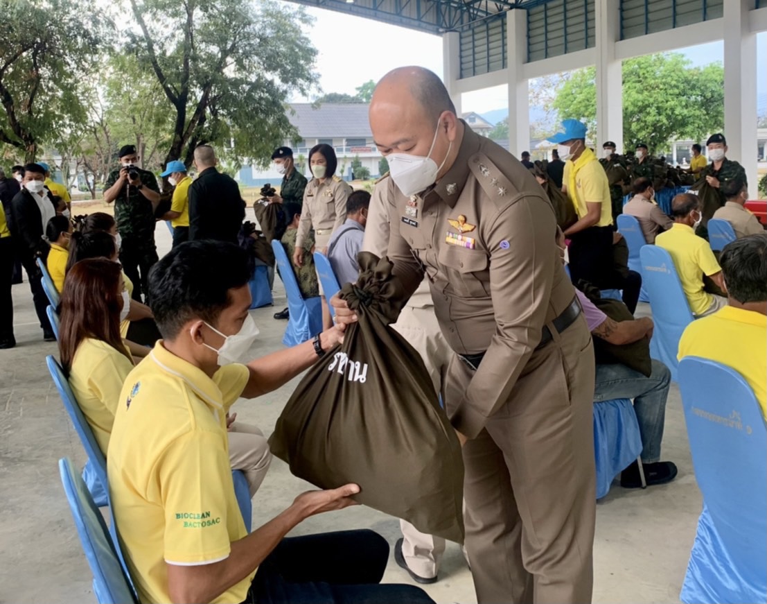 “ผกก.บอย” ร่วมมอบถุงยังชีพพระราชทาน 300 ชุด ผู้ได้รับผลกระทบโรคสุกร