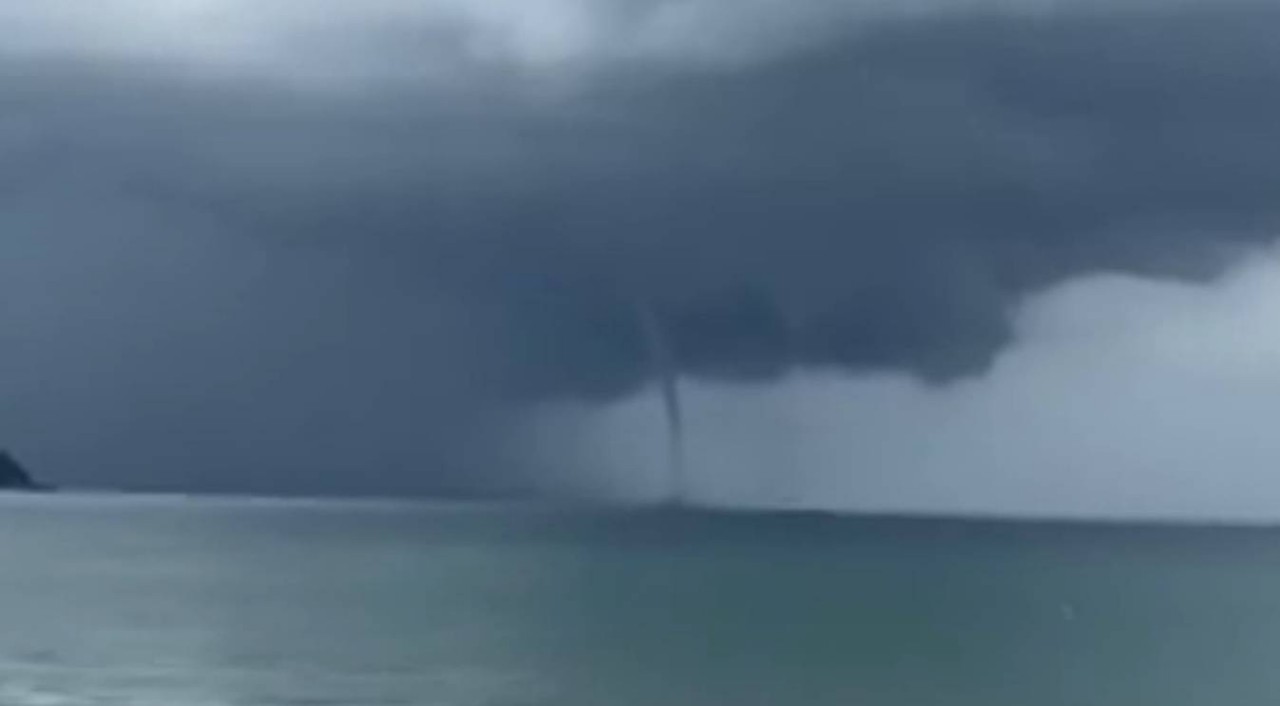 ภูเก็ตระทึก!พายุงวงช้างก่อตัวหาดป่าตอง ก่อนฝนตกหนัก 