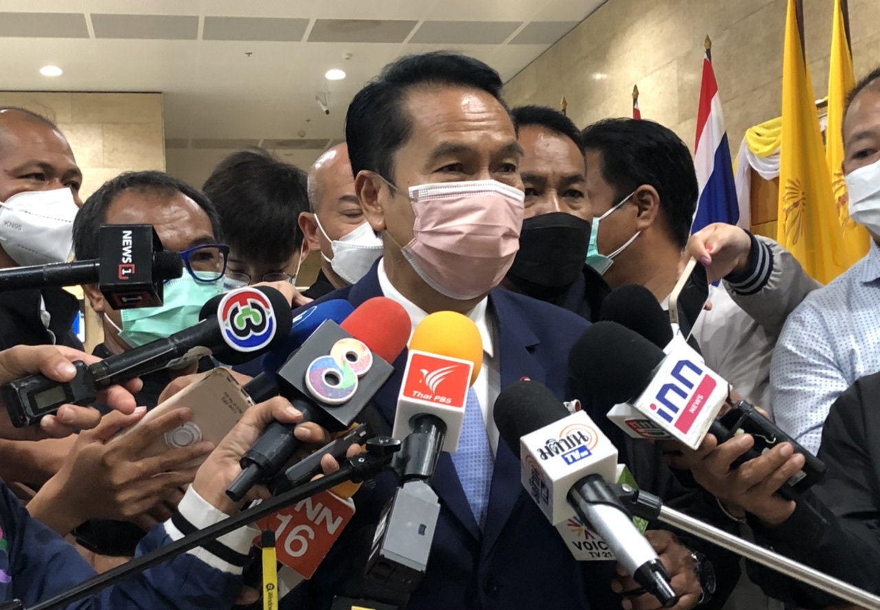 “สุทิน” อัดรัฐบาลแจงงบประมาณเป็นกบในกะลา