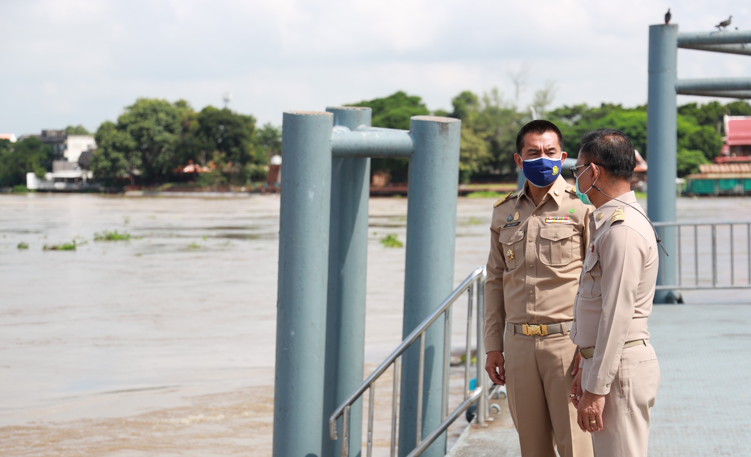 สังเกตการณ์ระดับน้ำบริเวณท่าน้ำวัดพนัญเชิงฯ​ ระดับน้ำยังต่ำกว่าตลิ่ง 1.70 เมตร เตรียมพร้อมรับการระบายน้ำเขื่อนเจ้าพระยา