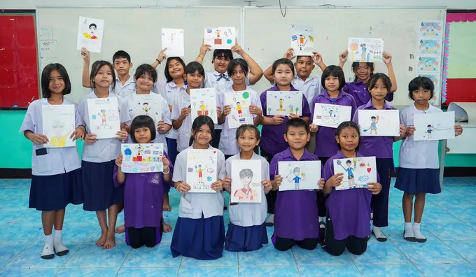 น้องๆ โรงเรียนวัดบางคู ปทุมฯ วาดรูปส่งกำลังใจให้  "พี่วิว กุลวุฒิ" อ้อนอยากให้มาสอนอีก