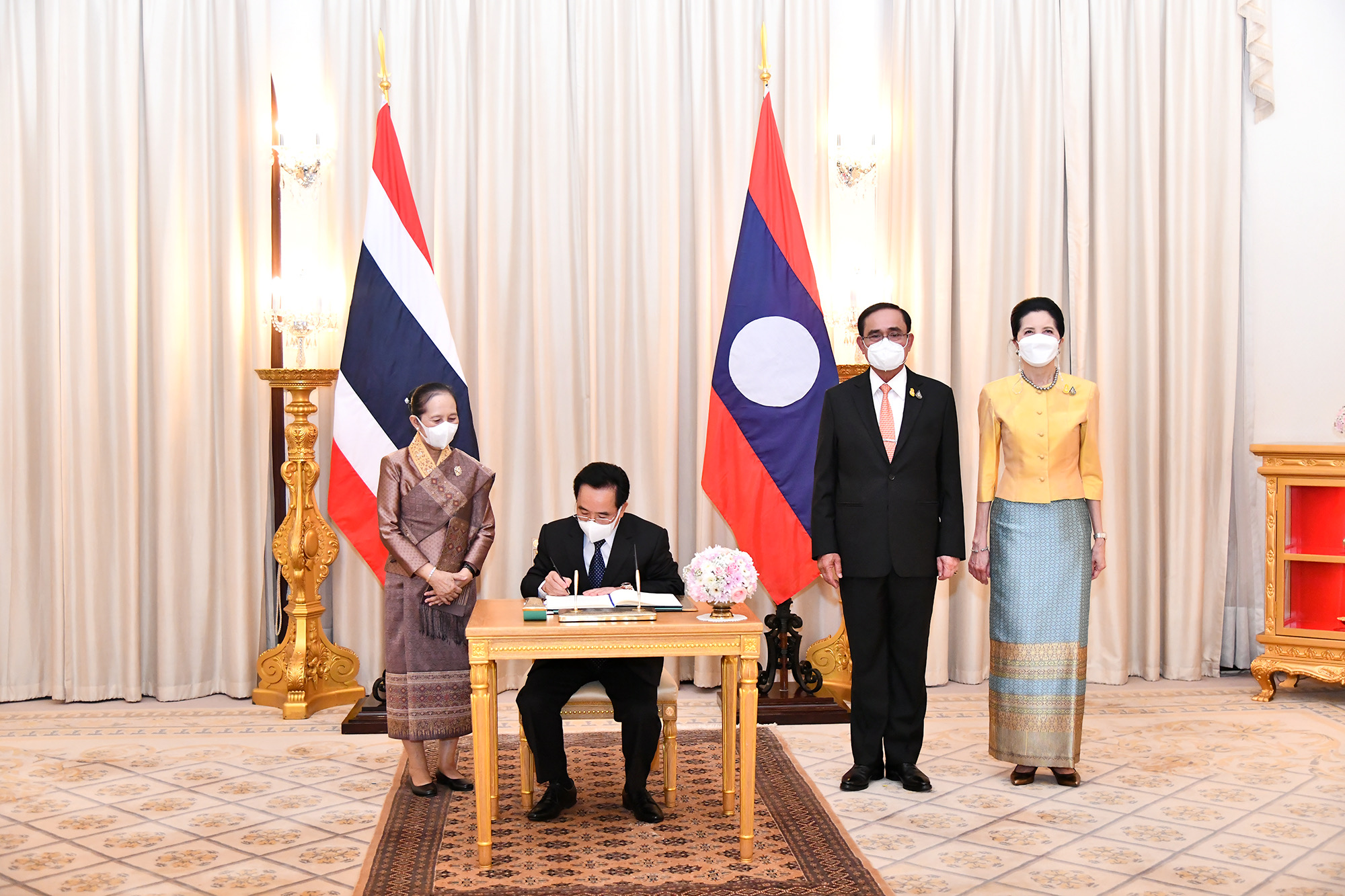 นายกรัฐมนตรี สปป.ลาว ลงนามในสมุดเยี่ยม  และหารือกลุ่มเล็กกับนายกรัฐมนตรีไทย