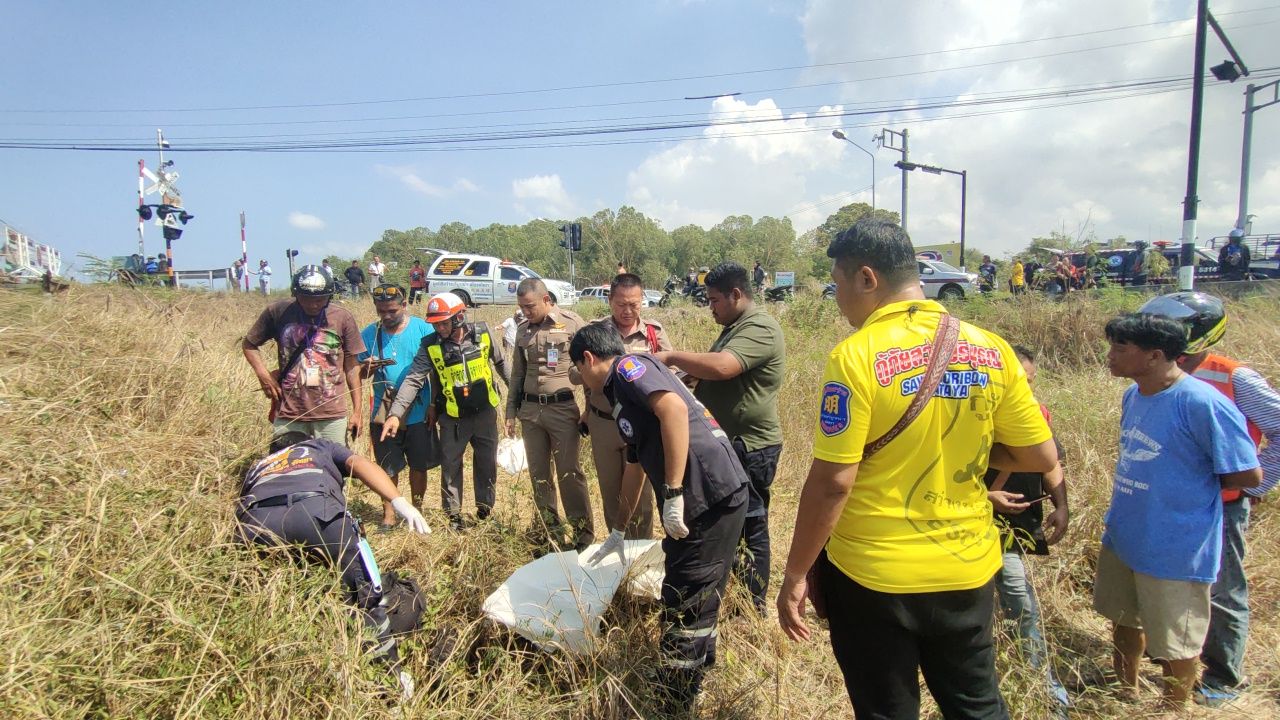 หนุ่มเซลล์นิสสันฝ่าไม้กั้นรถไฟถูกชนดับ