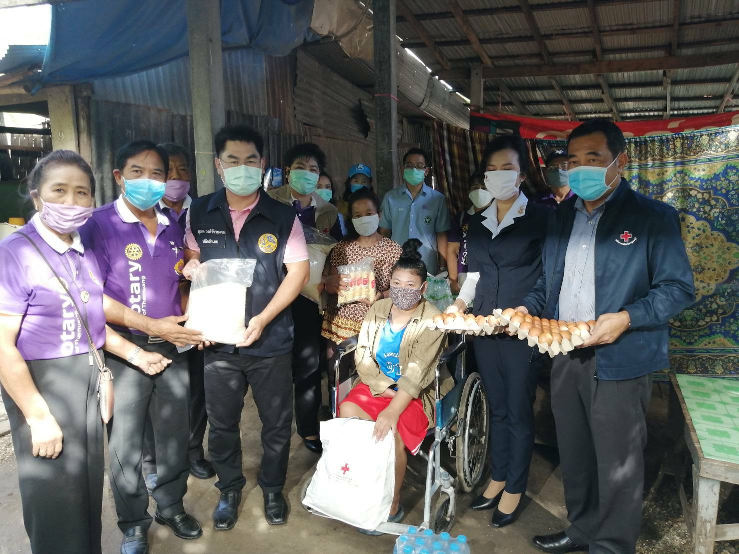 "พ่อเมืองกาญจน์-นายกเหล่ากาชาดฯ"  และสโมสรโรตารี นำสิ่งของ 3,000 ชุด ช่วยเหลือคนชรา พิการ ป่วยติดเตียง