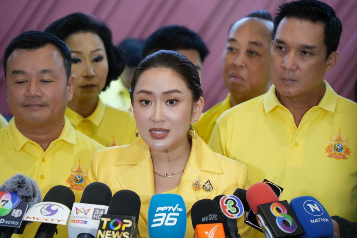 "ทักษิณ" เปิด "บ้านจันทร์ส่องหล้า" ให้คนสนิท เข้าอวยพรวันเกิดพรุ่งนี้