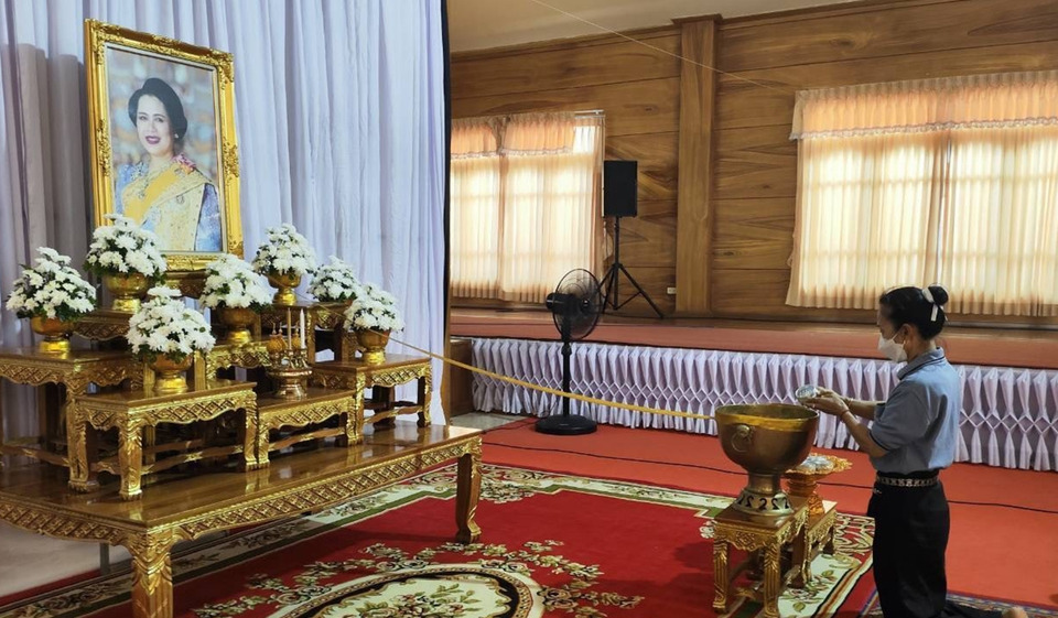 พสกนิกรตราดร่วมลงนามถวายอาลัย “พระพันปีหลวง” พร้อมประดับผ้าขาวดำตลอดแนวอาคารราชการ