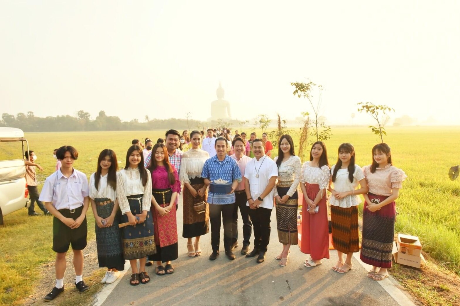 อ่างทองจัดกิจกรรม"แต่งไทยใส่บาตร ใส่ใจแห่งรัก "หลวงพ่อใหญ่วัดม่วงเป็นพยานเนื่องในวันแห่งความรัก