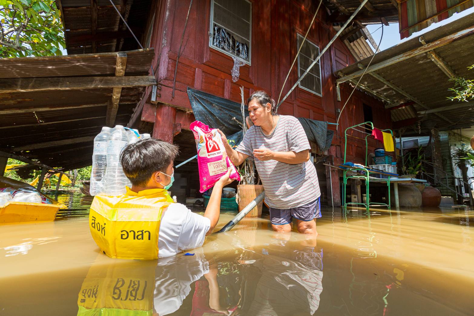 สิงห์อาสา ช่วยน้ำท่วมชาวปทุมธานี-นนทบุรี หลังรับน้ำเหนือและน้ำทะเลหนุนสูง