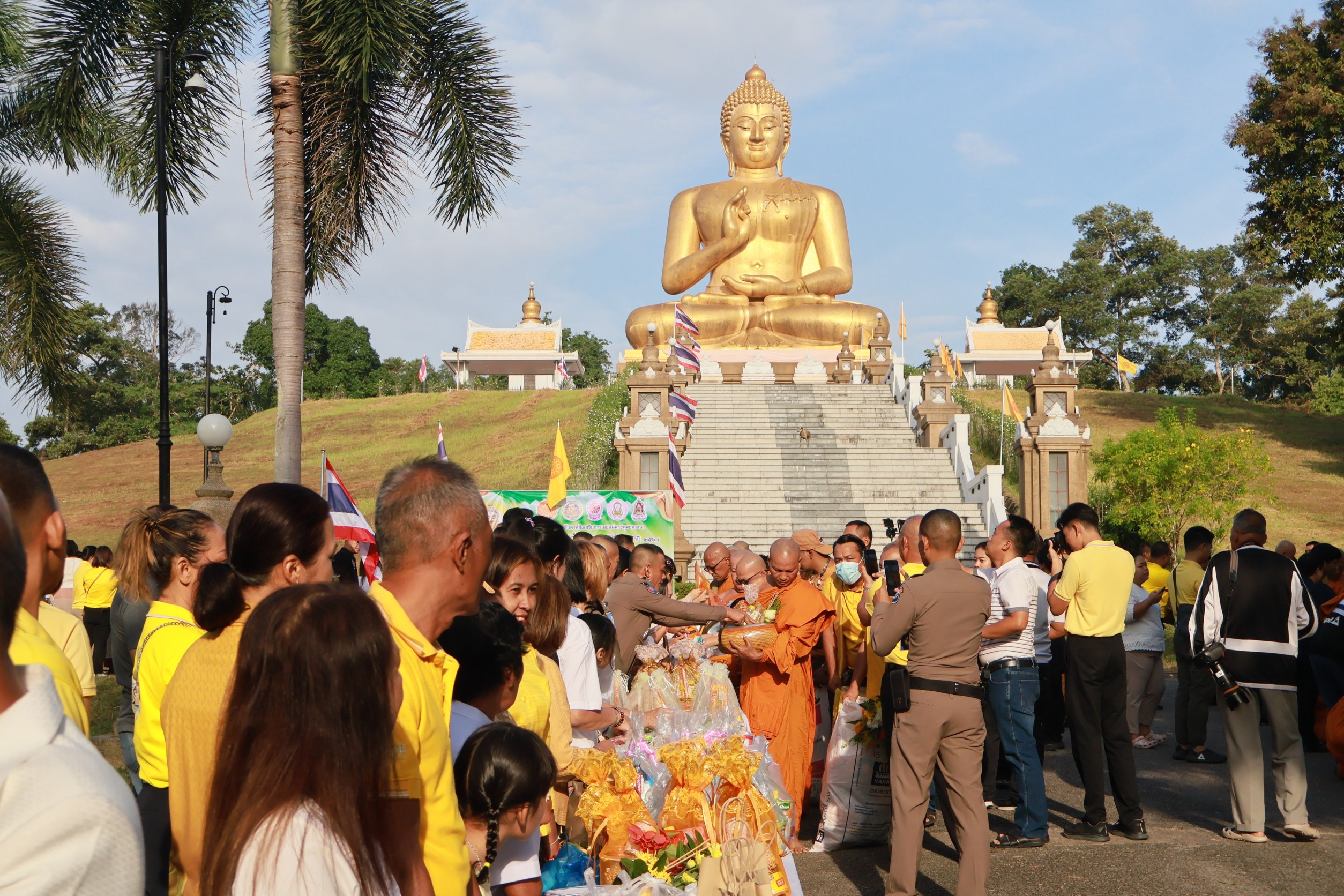 ผู้ว่าฯ นราธิวาส นำพุทธศาสนิกชนชาวนราธิวาส ร่วมทำพิธีบุญตักบาตร และพิธีเวียนเทียน เนื่องในเทศกาลวันมาฆบูชา 