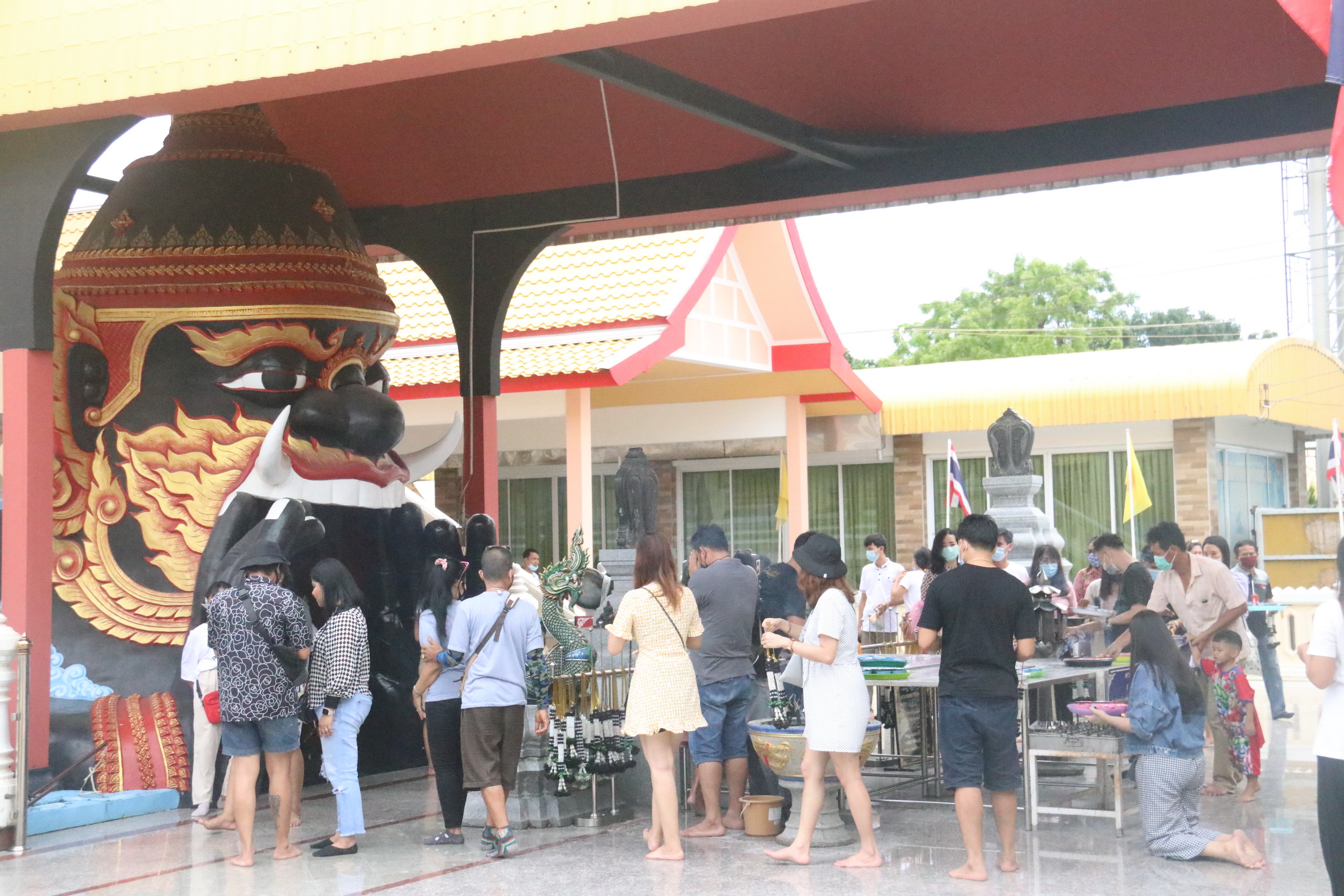 ประชาชนแห่ไหว้ราหู ลอดโบสถ์เสริมดวง ขอพรปิดทองหลวงพ่อดำ วัดช่องแสมสาร 
