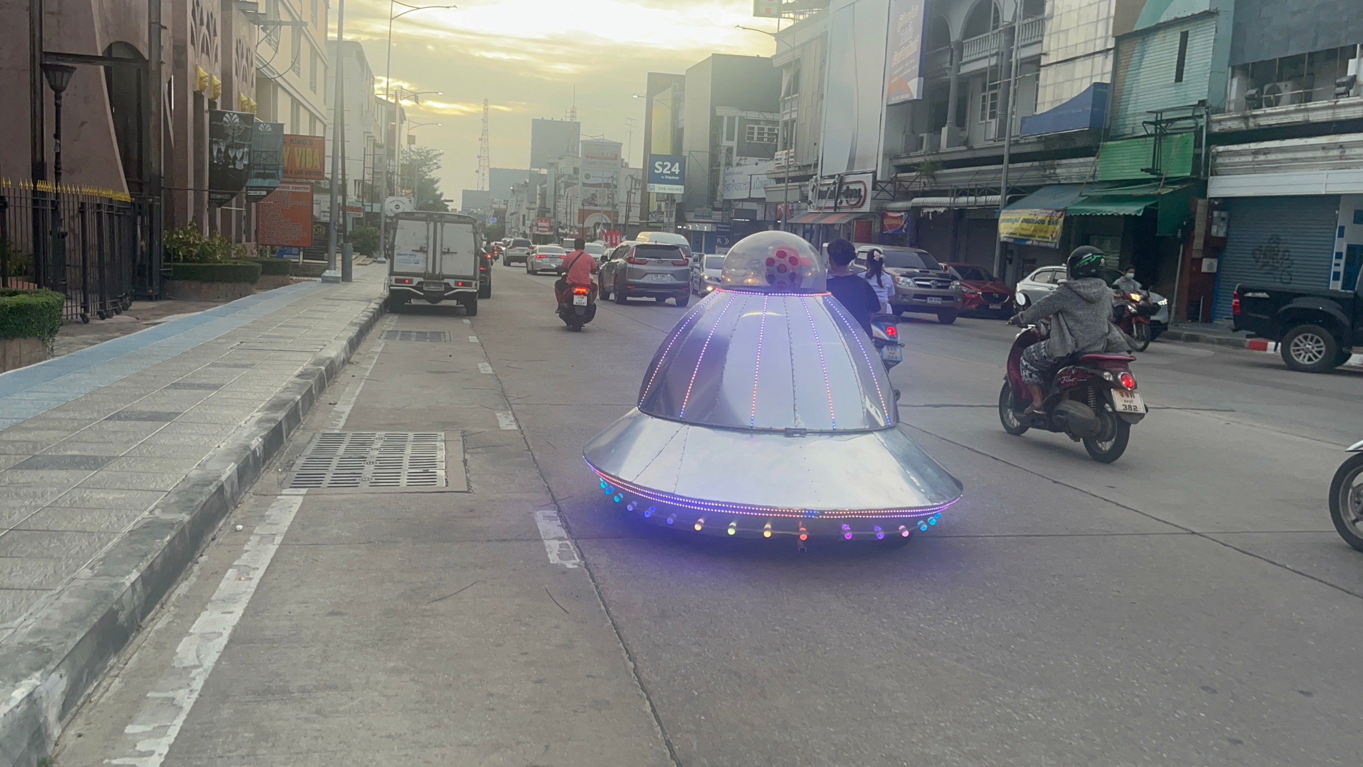 ฮือฮา! UFO โผล่กลางเมืองพัทยา แห่ถ่ายลงโลกโซเชียล