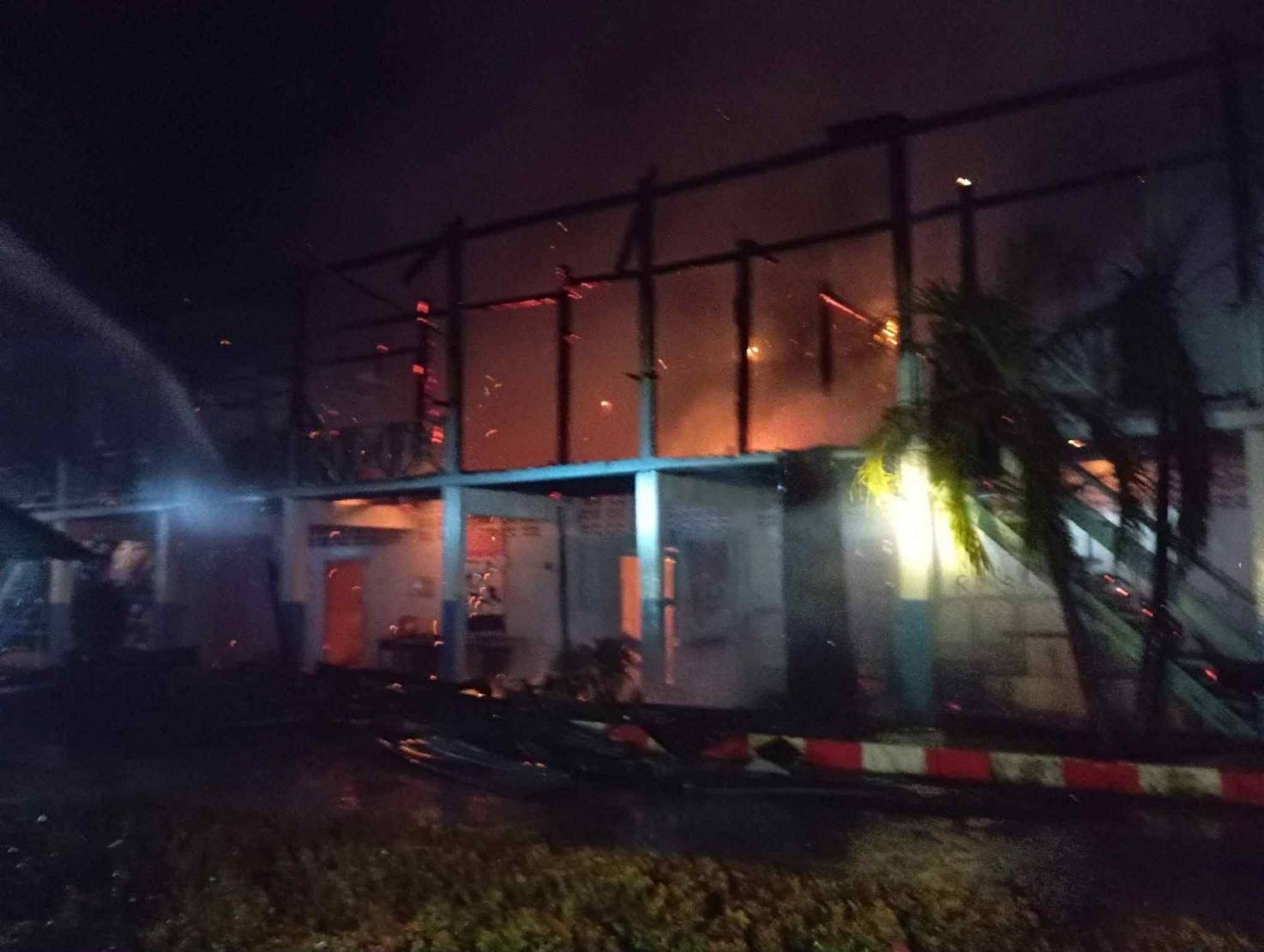 ชาวบ้านน้ำตาซึม เพลิงเผาโรงเรียนบึงบอนวิทยา วอดทั้งหลัง ยังไม่ทราบสาเหตุรอพิสูจน์หลักฐาน