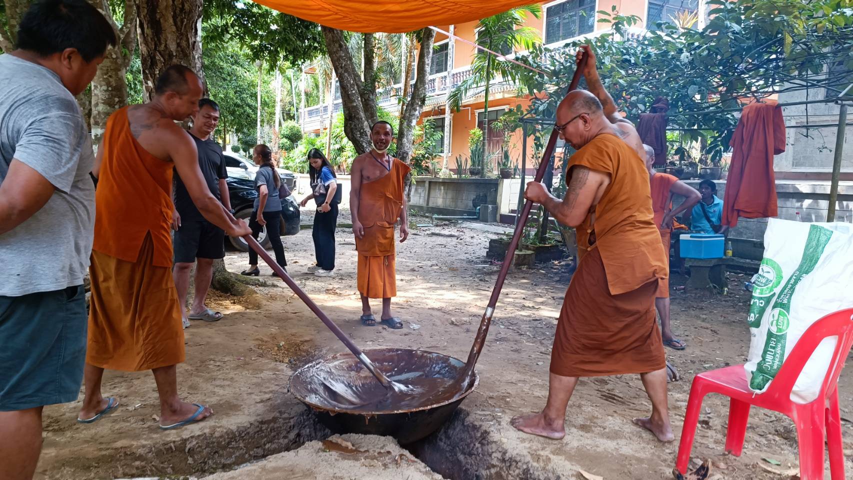 สุดอร่อย!!พระสงฆ์กวน"กาละแม"สูตรโบราณไว้แจกชาวบ้านร่วมงานบุญวัดนากลาง