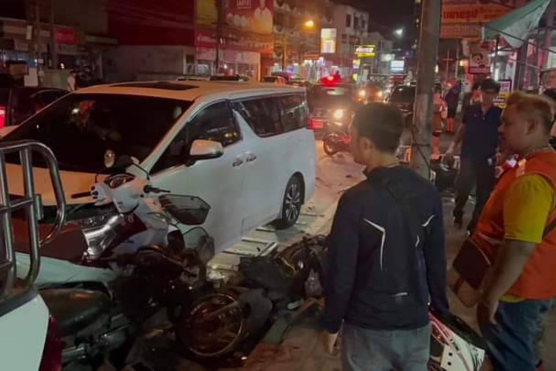 ดาราสาวแอลลูกกรุงศรีวิไลซิ่งอัลพาร์ดเสียหลักชน8คันรวด