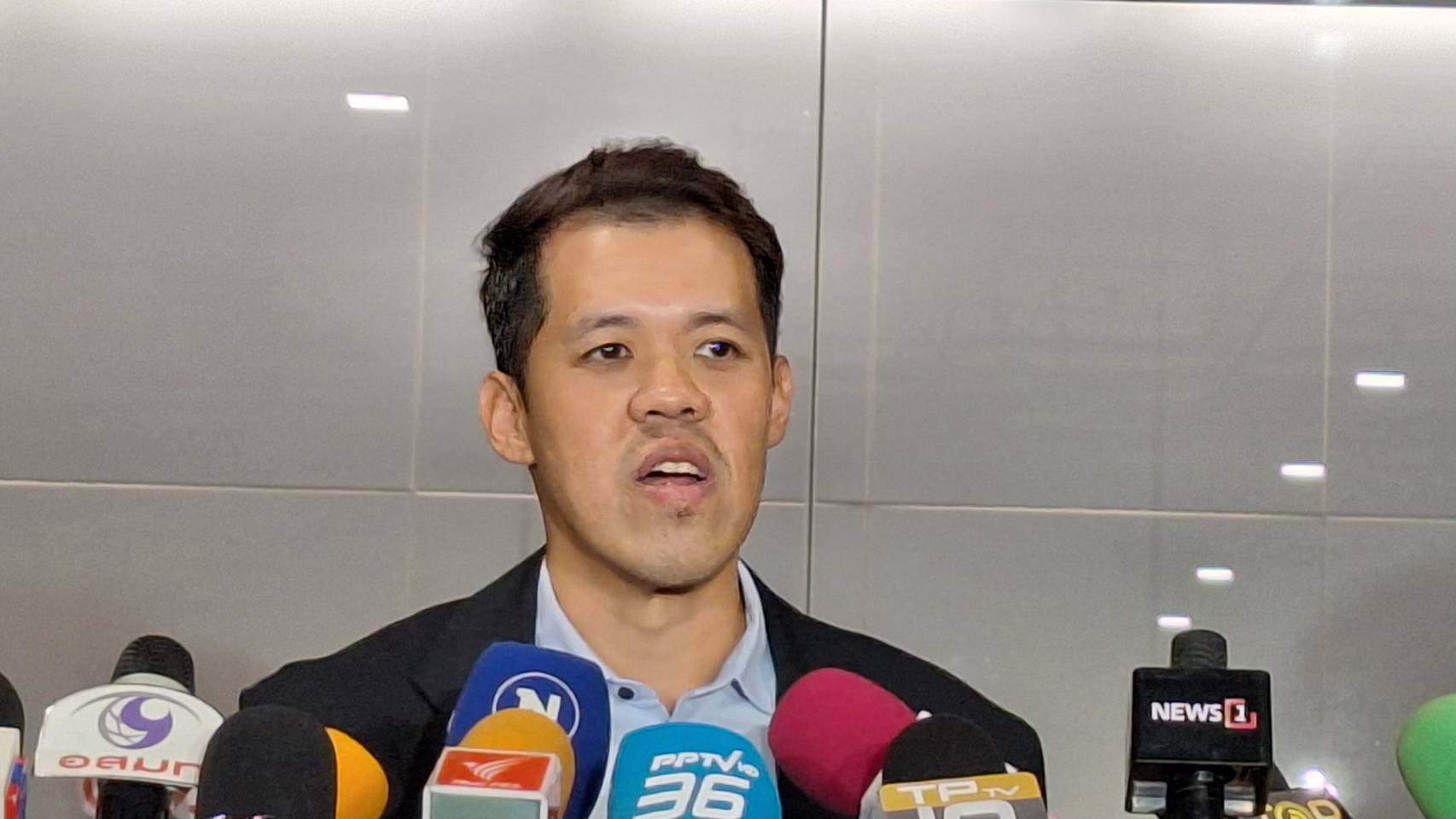 "วิปฝ่ายค้าน"  ชี้งบฯ "กลาโหม"  มีโครงการไม่โปร่งใสแทบทุกปี เอกสารลับเยอะ  แนะ "นายกฯ" มีอำนาจเต็มใช้งบฯ68 เปลี่ยนแปลงประเทศ
