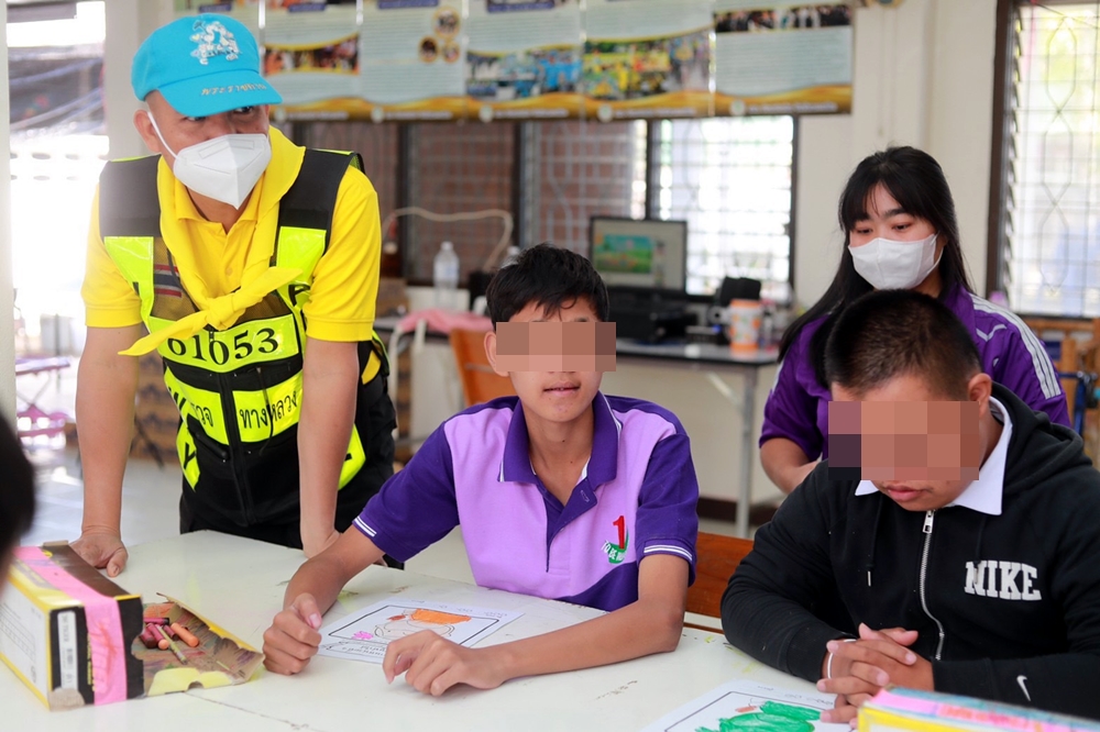 "รองต่อศักดิ์" ส่งตำรวจทางหลวง-จิตอาสาทำกิจกรรม "ปันรัก ปันสุข ปันน้ำใจ" เพื่อน้อง เสริมทักษะการรับรู้
