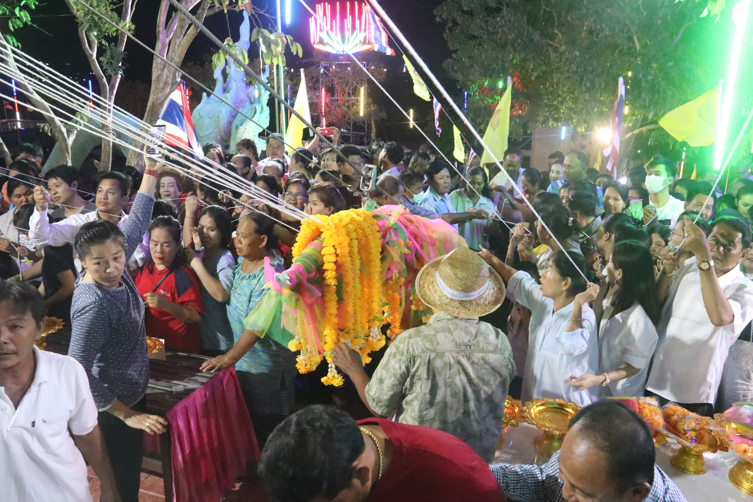 ประชาชนแห่ร่วมพิธียกช่อฟ้าวิหารหลวงพ่อดำเขาเจดีย์ 