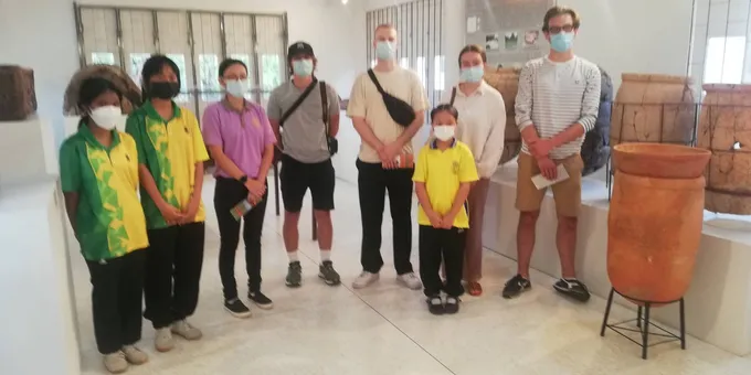 ชาวฝรั่งเศส มาเยือนแหล่งปลูกข้าวหอมมะลิโลก เยี่ยมชมเมืองปราสาทหิน