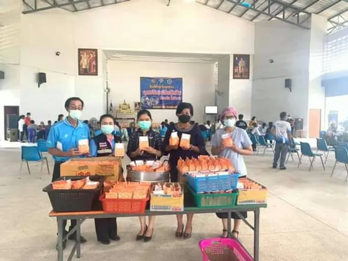 ปธ.สภาอบจ.ยโสธร ให้กำลังใจและอำนวยความสะดวก ปชช.ฉีดวัคซีน