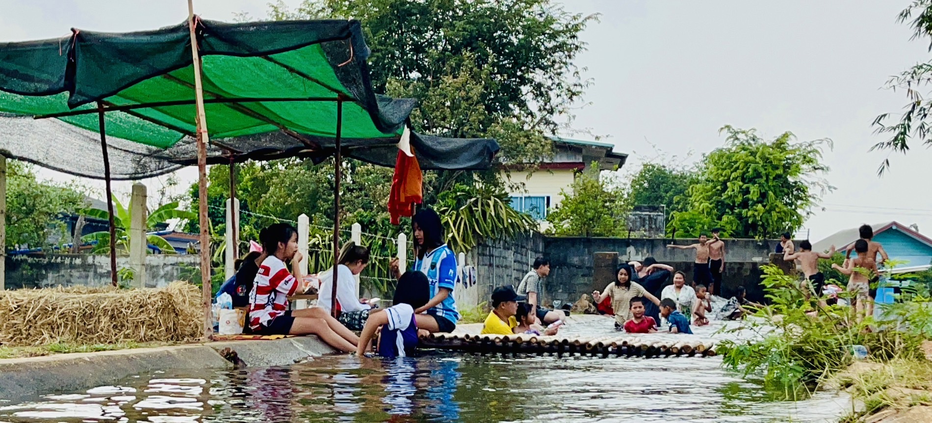 นครพนมร้อนจัดชาวบ้านแก่งโพธิ์พลิกคลองชลประทานเป็นสวนน้ำเล่นคลายร้อนสุดคึกคัก