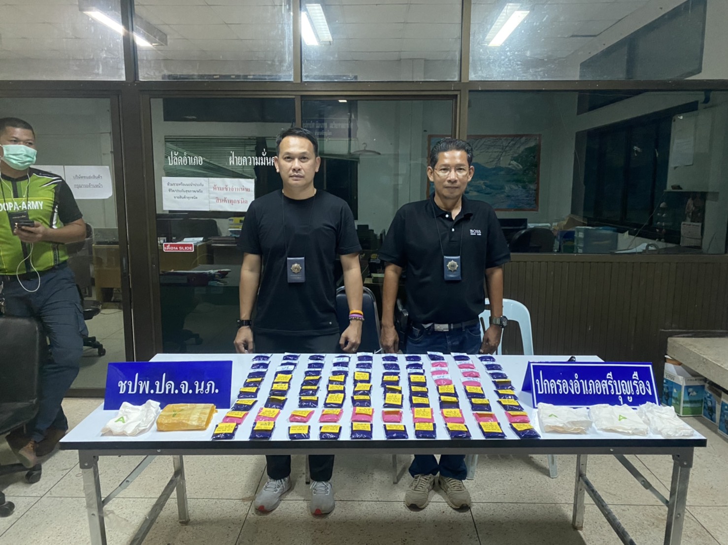 ฝ่ายปกครองรวบพ่อค้ายารายใหญ่ตรวจยึดยาบ้า 16,000 เม็ด