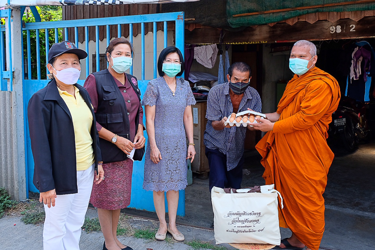 วัดใหญ่ชัยมงคล แจกถุงยังชีพปชช.ยากไร้-ทุพพลภาพ และมีผู้ป่วยติดเตียง ที่ได้รับผลกระทบจากโควิด-19