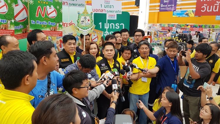 "วราวุธ"ลุยเดินห้างสำรวจงดใช้ถุงพลาสติกวันแรกพบปชช.ตอบรับดีเกินคาด