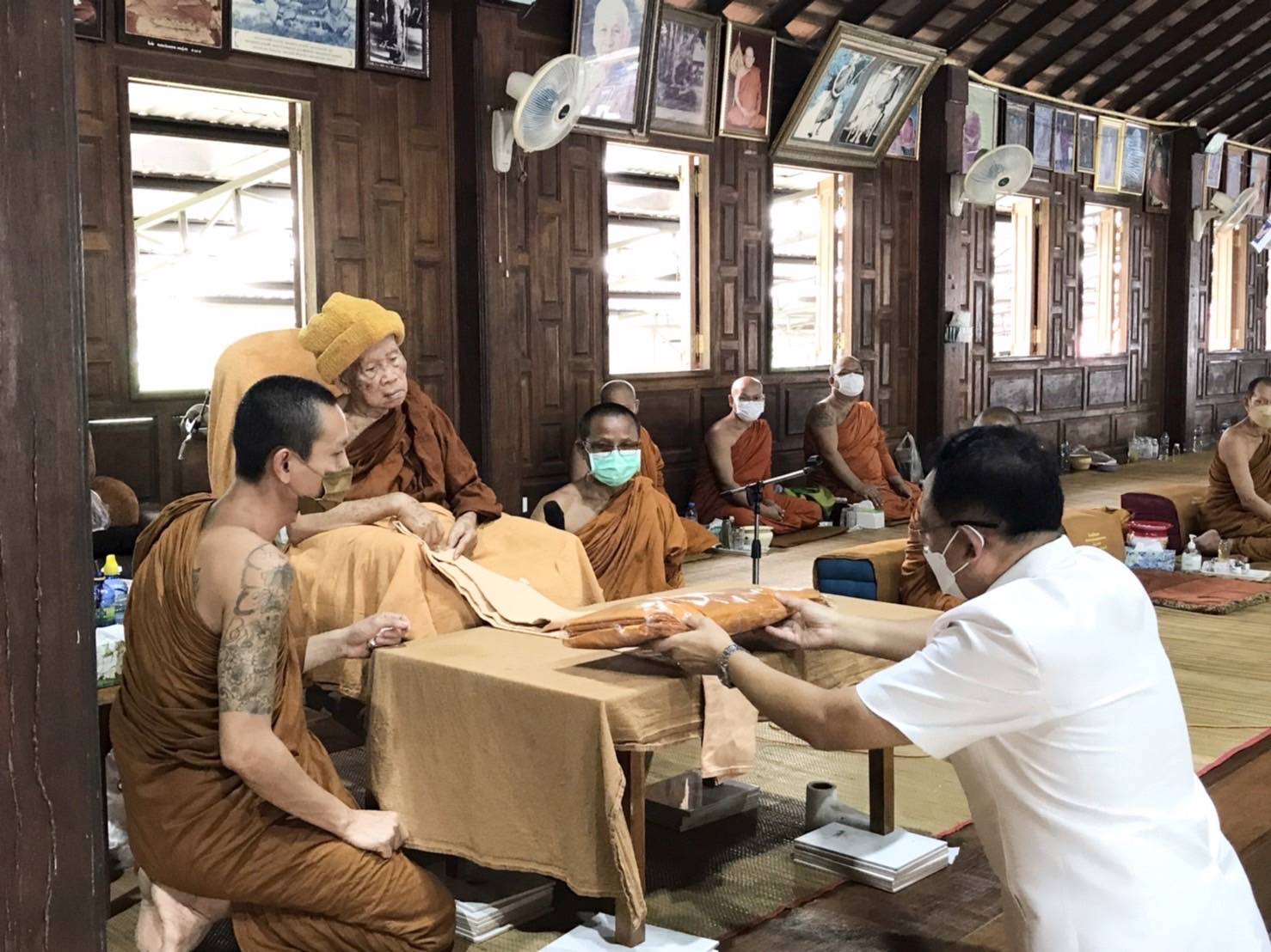 พ่อเมืองยโสธรพร้อมพุทธศาสนิกชนทอดผ้าป่าสมทบทุนมูลนิธิสงฆ์อาพาธหลวงปู่ประสาร