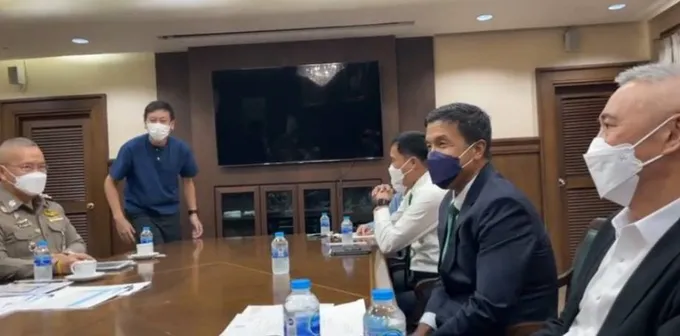 “ชัชชาติ”เอาแน่! รถส่งของ-แท็กซี่ จอดแช่หน้าห้างฯล็อกล้อทั่ว กทม.