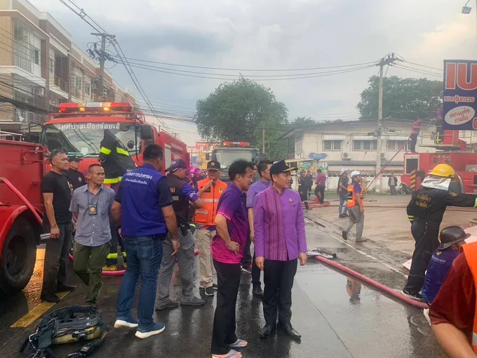 เกิดเหตุเพลิงไหม้บ้านเรือนประชาชน กลางเมืองร้อยเอ็ด