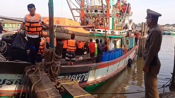 เรือประมง ช่วยลูกเรือบรรทุกสินค้าอับปาง โชคดี 10 ชีวิตปลอดภัย