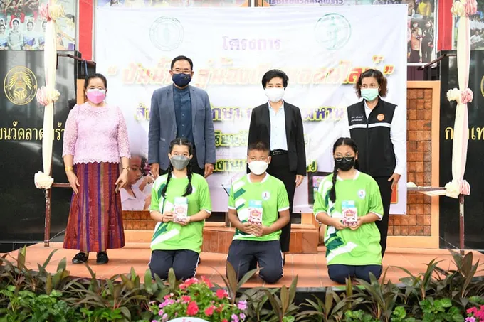 กทม.มอบสมาร์ทโฟนให้นร.ขาดแคลนยืมเรียน   ประสานกสทช.ใช้เน็ตฟรี 2 เดือน 