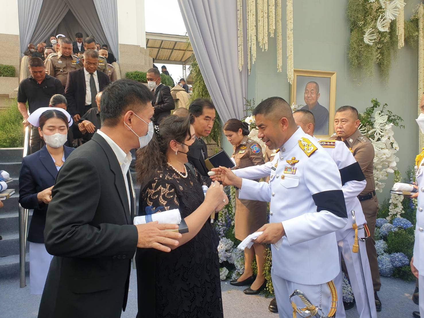 พล.อ.ประวิตร ประธานพิธีพระราชทานเพลิงศพ "ดาบไสว หักพาล" 