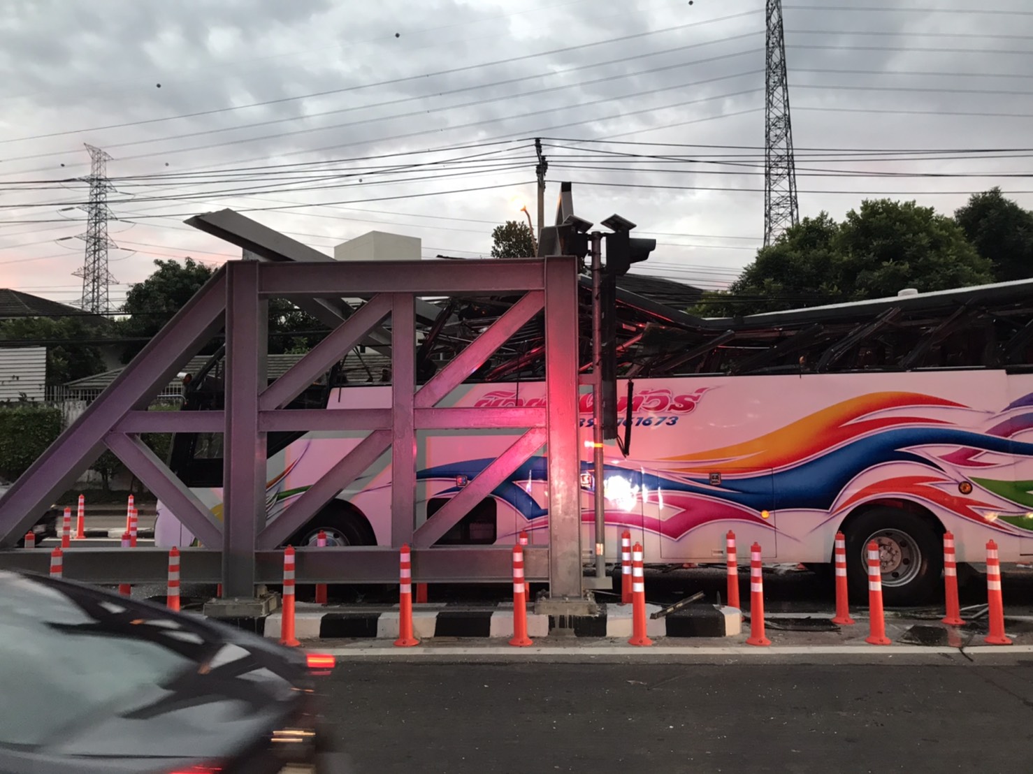 รถบัสรับ-ส่งนักเรียนชนคานจำกัดความความสูง กลางสะพานข้ามแยกพัฒนาการเจ็บ9ราย