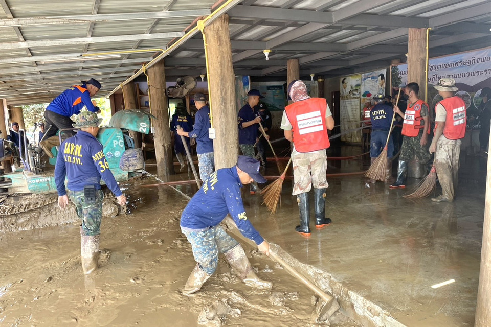 นพค.36 แม่ฮ่องสอน เร่งฟื้นฟูบ้านเรือนราษฎรสบเมย หลังพายุบัวลอยถล่ม-ช่วยผู้ประสบภัยกลับสู่วิถีปกติ