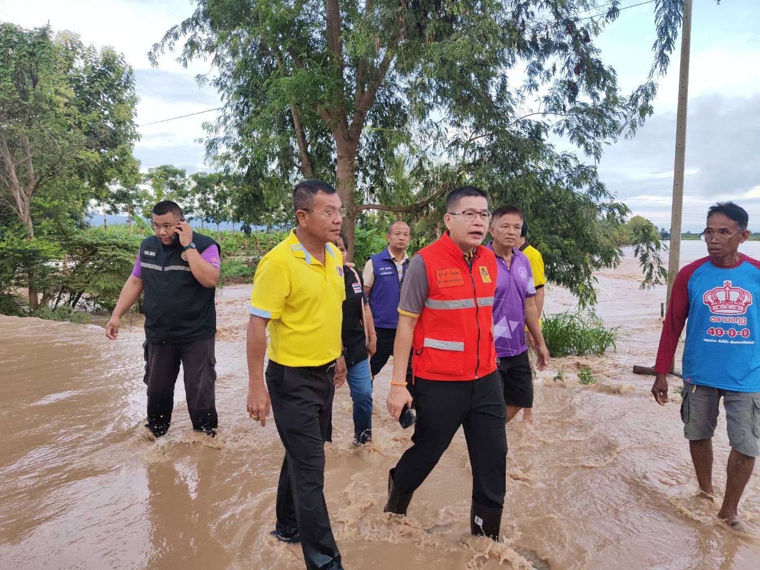 พนังกั้นน้ำแตกเข้าท่วมบ้านเรือนที่ยางซ้ายสุโขทัย