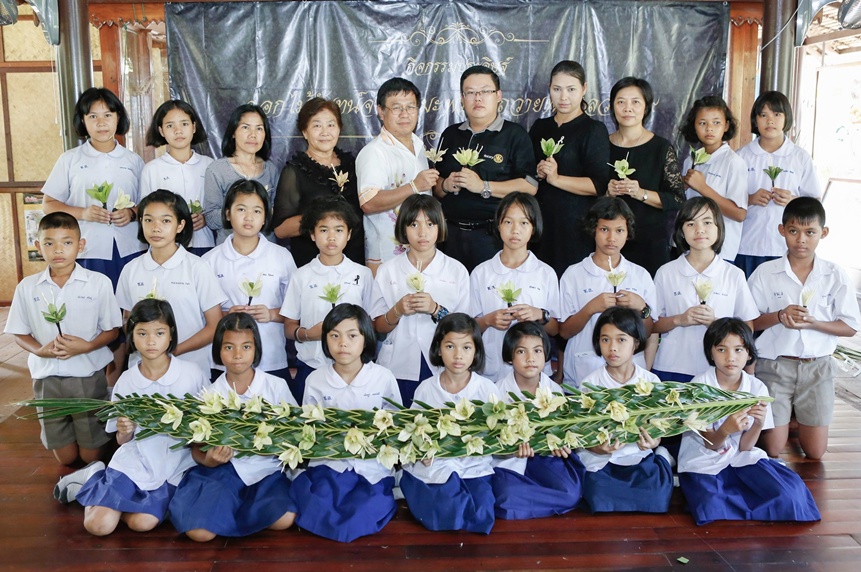 เยาวชนจิตอาสาประดิษฐ์ “ดอกไม้จันทน์จากใบมะพร้าว” 