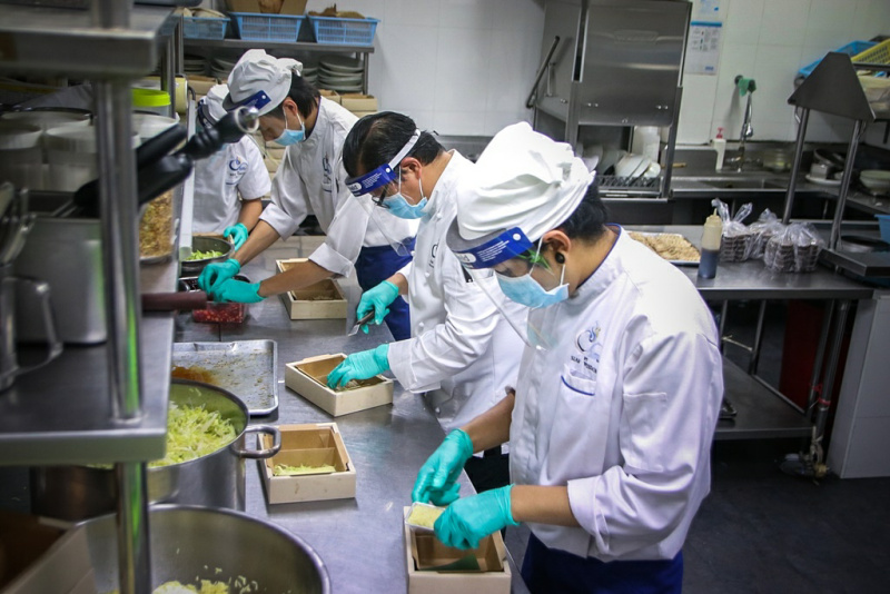 สุดยอดทีมเชฟกทม.-ภูเก็ต ผนึกพลังโครงการ Chef Cares ส่งมอบอาหารทีมแพทย์ สู้ภัยโควิด-19 