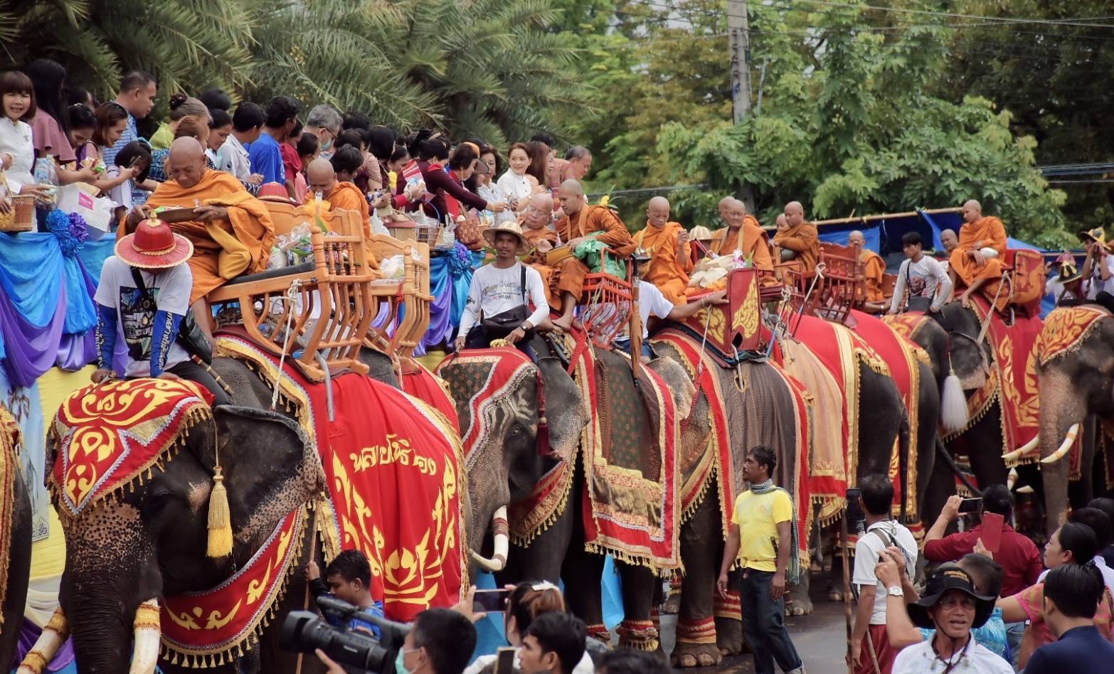 บุรีรัมย์ พุทธศาสนิกชน-นทท. “ตักบาตรบนหลังช้าง” 20 เชือก  อนุรักษ์สืบสาน วัฒนธรรมประเพณีท้องถิ่น