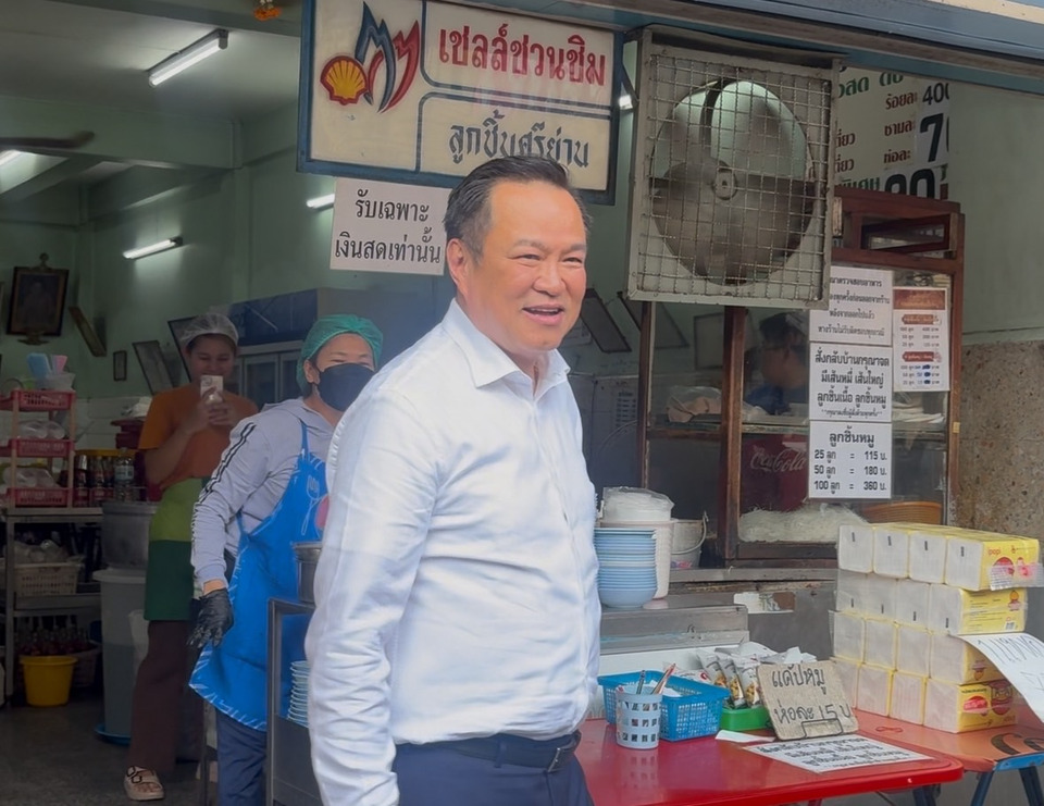 นายกฯ แวะศรีย่านกินก๋วยเตี๋ยวเจ้าประจำ แม่ค้าให้กำลังใจ บอก สู้ๆ ขอให้สานต่อคนละครึ่งพลัส 